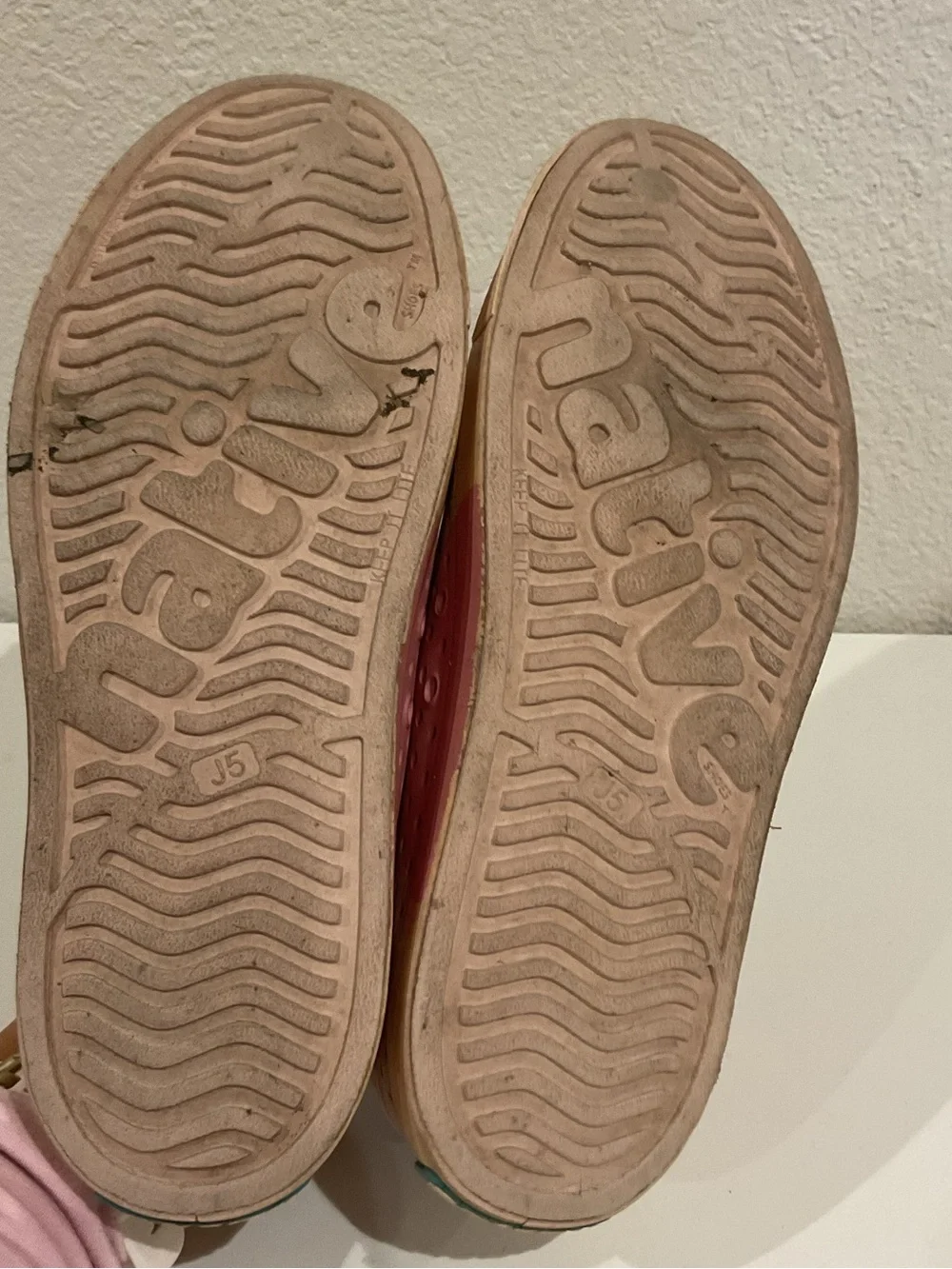 Native shoes Jefferson dust pink slip on water beach pool shoes juniors J5